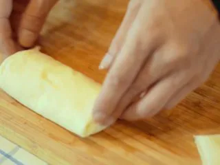 酥皮流心炸牛奶,岭南风味,包成条状的就好,可以放着准备下一步了