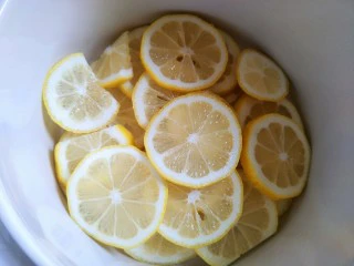 自制的柠檬膏，秒杀外面的止咳糖浆,柠檬切片，去籽。
