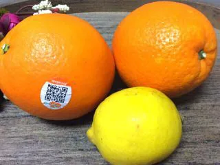 泰国风味凉拌菜,备好橙子和柠檬