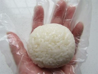 熊猫杯子减肥便当,再适当整形,饭团最好捏的稍为结实些,熊猫脸部主体制作完成