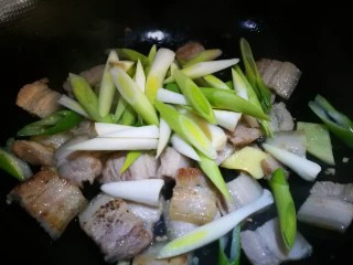 无法拒绝的下饭菜～回锅肉,倒入青蒜白