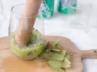 奇异果气泡饮,用擀面杖压成泥状