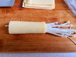 豆皮金针菇卷,用豆皮包住金针菇，再用牙签固定。