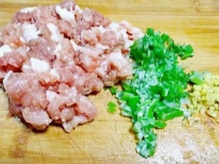彩虹馄饨(宝宝超爱吃),做馅料:把猪肉剁碎后加入葱和姜。