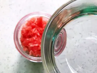 蜂蜜荔枝西柚汁,加入饮用水