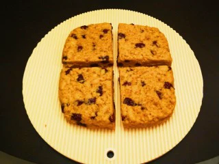 新文美食 北京特色小吃蒸年糕,放凉用保鲜膜包好。