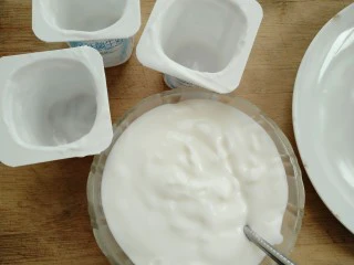 奇异果酸奶棒,把酸奶打开全部倒入一个容器里