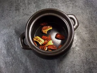 养生之姜汁红糖水,准备一个煲汤的将红枣放入煲中