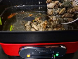 ㊙完爆街边小吃的《辣炒花蛤》,开大火倒入花蛤、（一定要用猛火炒、这样炒出来的花蛤味道特别鲜美）