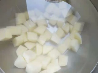 香酥排骨蒸土豆,土豆切拇指大小的小块