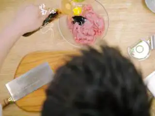 川式水煮牛肉,放少许盐、小苏打，加入鸡蛋，放酱油和淀粉