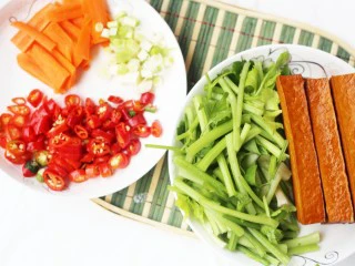 美食丨超级无敌下饭家常菜 芹菜香干 ～,准备食材：芹菜1把，香干2片、红辣椒3个，胡萝卜一小段，蒜苗适量。调料：生抽1汤匙、耗油适量，盐适量。