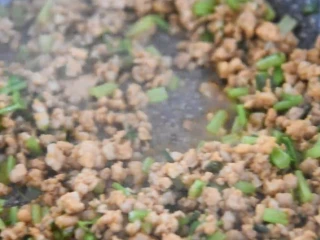 福清番薯丸这么经典的小吃你会做吗?,倒入一勺生抽、倒入芹菜末炒匀盛出备用