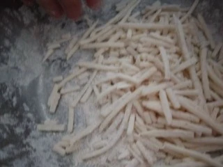 山西小吃炒不烂子,加入五香粉，面粉，盐。