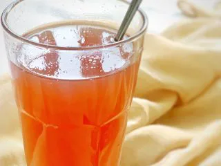 蔓越莓苹果汁,倒入杯中