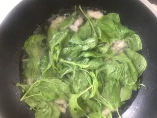 粉鸡汤(阜阳特色小吃),再次烧开下入苋菜