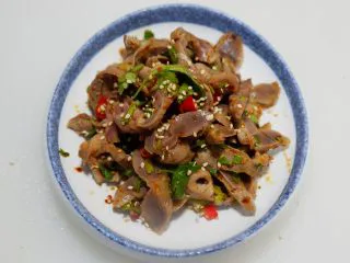 香辣凉拌鸡胗,装盘后，撒上白芝麻即可~~