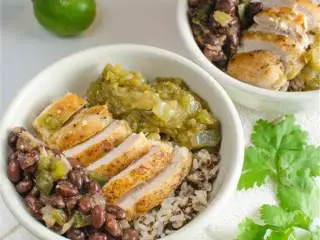 辣墨西哥风味蛋白质碗,在鸡肉一边撒上225克罐装黑豆 ,另一边撒上鸡肉沙司。