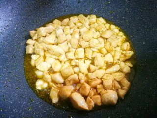 鲜嫩不柴的鸡胸肉,倒入鸡胸肉。 