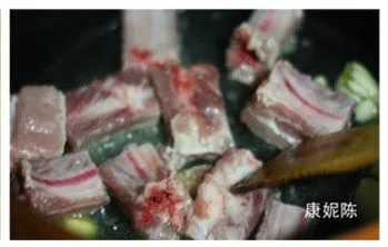 田园风味【南瓜烧排骨】,炒锅烧热油爆香姜蒜，放入排骨块