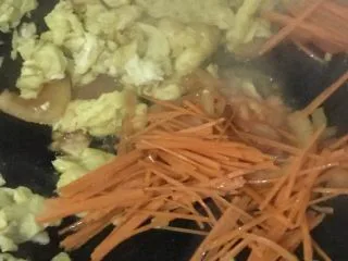 云南风味炒米线,加入胡萝卜丝翻炒