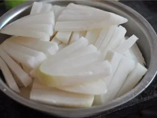 超级爽口的开胃萝卜干,拌均匀,腌制一个晚上