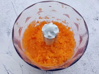 酸辣可口的【酸汤饺子】,胡萝卜切片放入搅拌机,也搅成末。