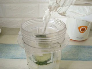 黄瓜蜂蜜梨子汁,加入适量的凉开水
