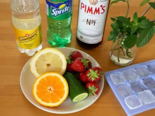 英式水果鸡尾酒Pimm's,1.备好材料:Pimm’s No. 1(皮姆一号)、雪碧(sprite)或通宁水(tonic water)、黃瓜、橙子、草莓、柠檬、薄荷枝、冰块 注:通常用柠檬汽水(lemonade),如果没有可用通宁水(tonic water)、七喜(7 UP)或雪碧(Sprite),没有太大的区别。