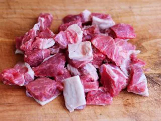 番茄牛肉炖土豆,牛肉洗净后，用刀切成小块。
