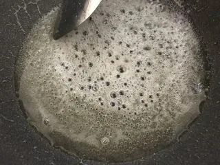 潮汕甜点简单做,反沙芋头,状态变稠,如果有温度计,温度110℃左右。