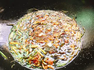 地方小吃+上海葱油拌面,放入白糖继续熬，糖融化时就可以关火，葱油就熬好了