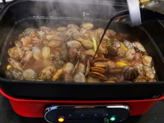 ㊙完爆街边小吃的《辣炒花蛤》,生抽2勺（加了郫县豆瓣酱、生抽、咸味够了所以没有加盐）