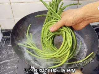 鲜香味美的风味豇豆鸡蛋饼教程,豇豆下锅焯熟。
