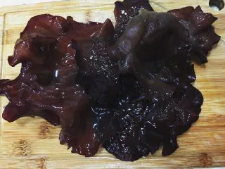 台灣傳統小吃 - 白菜滷,黑木耳洗淨,去蒂頭