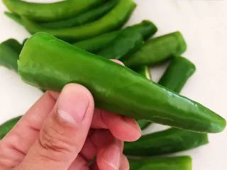 超级下饭菜 油焖尖椒,把辣椒蒂切掉