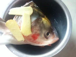 酸香风味鱼头锅,鱼头腌制入味。