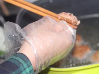 老北京小吃之“干炸小丸子”,第一遍炸丸子180度高温,目的是为了给丸子定型。虎口挤出的小丸子用筷子迅速从根部抹下去,这个动作一定要快做出来的形状才好看。