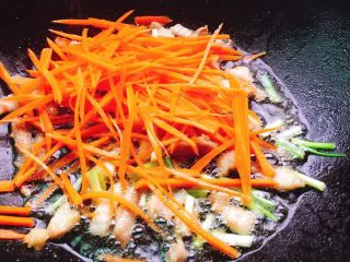 福州特色小吃+炸春卷,放入胡萝卜丝