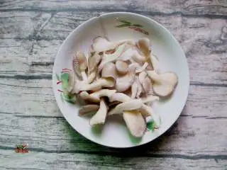 延吉小吃——沾串,蘑菇去根清洗干净