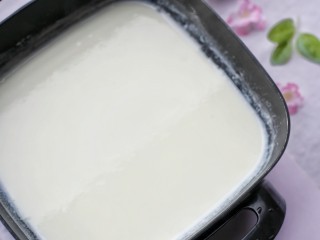 香甜爽滑的芒果牛奶布丁,一边搅一边小火加热,至到白糖和吉利丁粉完全融化即可,不用煮开,否则会影响凝结能力。