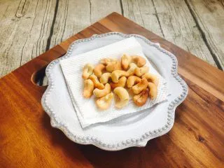 #感恩节食谱# 西芹百合炒腰果,腰果盛出来后，用吸油纸吸一下油，放置凉了后再炒菜。 腰果炸完后是绵的，必须放置到凉了后才脆。