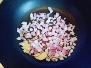 #东南亚风味的#椰汁咖喱虾,热锅冷油，将切好的洋葱倒入锅中中小火煸炒。