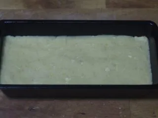 老北京小吃之“豌豆黄”,涂抹平整密封好,放冰箱保鲜层静候一夜。