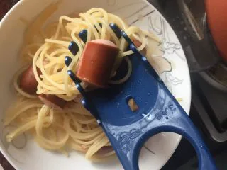 通心肠番茄意面,然后用百味来的捞面神器将煮软的意面捞起来滤去水分