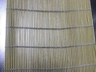 老北京清真小吃-糖卷果,准备一个寿司帘,上面铺上一个浸湿润的屉布,没有可以用保鲜膜,但没有屉布容易弄。