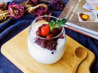 蔓越莓大果粒,最后在放几粒蔓越莓果粒跟薄荷叶用来装饰。