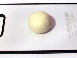 陕西小吃—凉皮,将盐1克倒入150克高粉中,加适量水揉成光滑面团即可,用高粉加点盐做出的凉皮会比中低粉做的凉皮更Q弹。