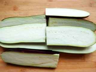 手撕茄子（内附万能凉拌汁做法）,茄子对半切开，再切两段。