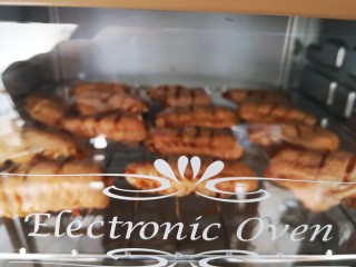 川香麻辣风味烤翅,放入预热好的烤箱中，烤盘中垫上锡纸(好清理)放在烤架下，190度上下管烤10分钟